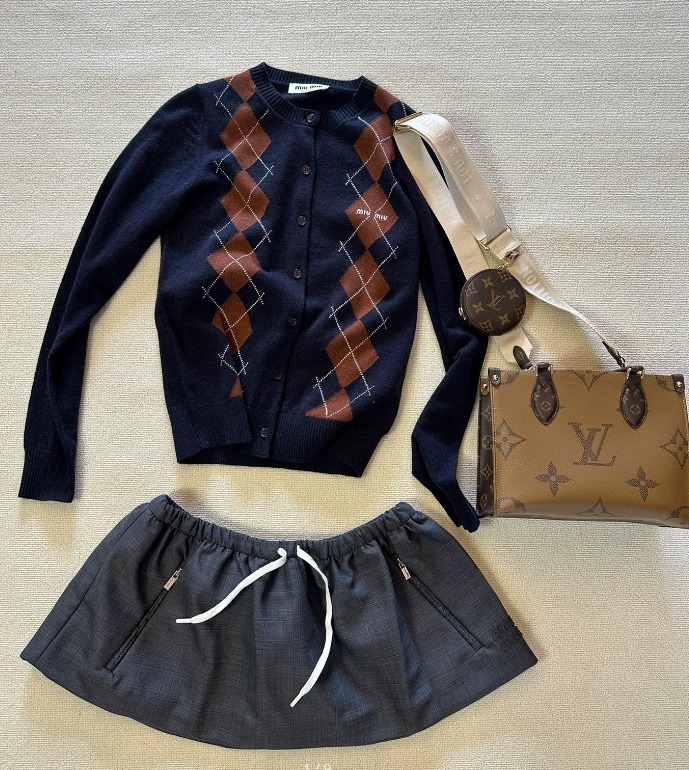 미우미우 가디건&치마 세트