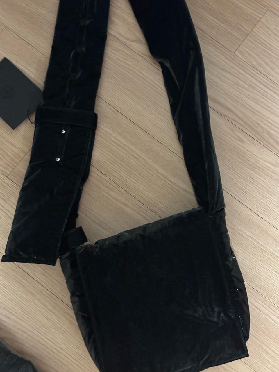 패딩 크로스백 보테가 느낌의 고급스러움 새상품 남여공용