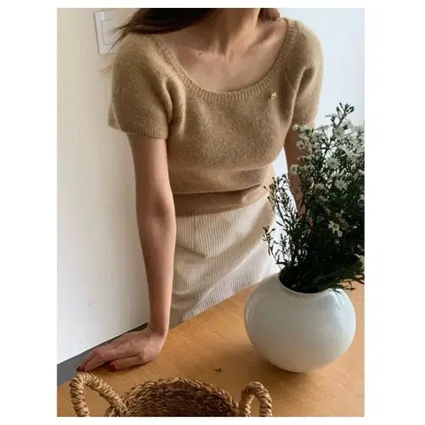 아미먼트 네온히치 알파카 펜던트 보틀 반팔 베이지 니트