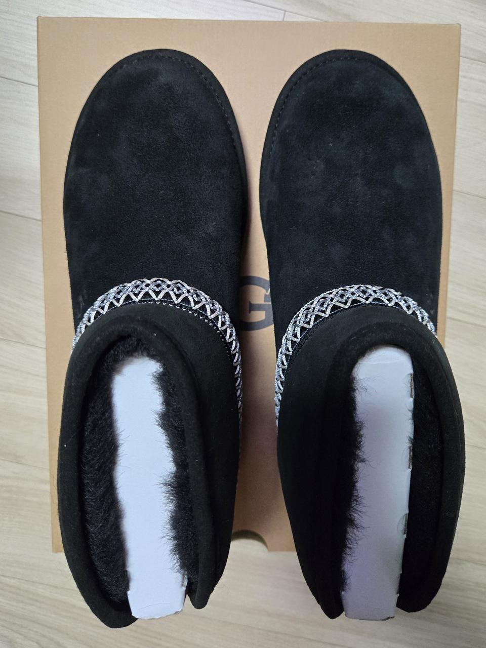 어그 클래식 미니 크레센트 1158262 블랙 250 택포