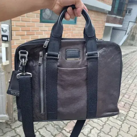 투미 가죽 가방