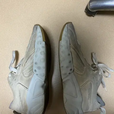 아크네 맨하탄 더티 44