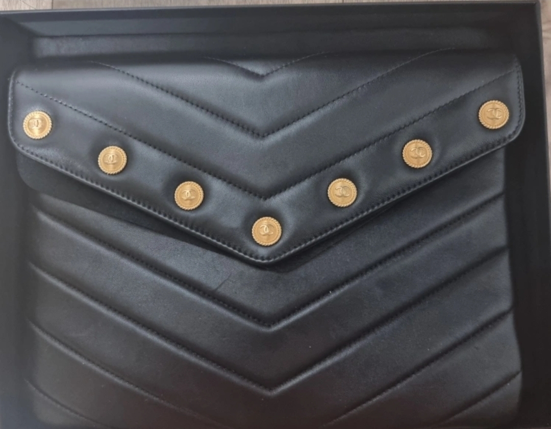 샤넬 한정판 블랙 금장 클러치