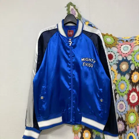 EVISU 에비수 남녀공용 새틴 스카쟌 바시티 자켓 m 95