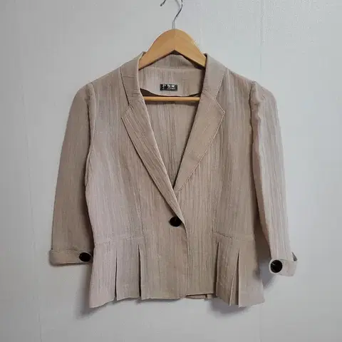 1. 베이지색 자켓