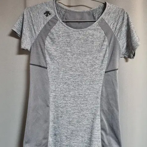 데상트 기능성 반팔 티셔츠