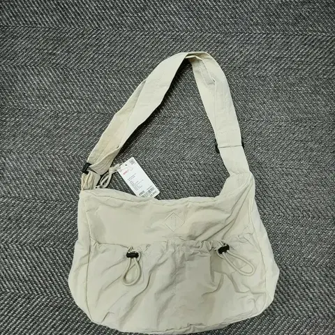 스파오 경량 호보백 아이보리 크로스백