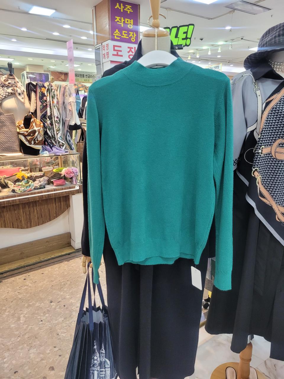 새상품)반목모달폴라 니트