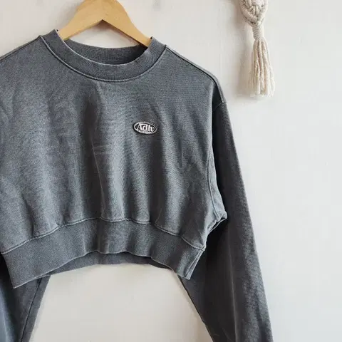 아크메드라비 크롭 맨투맨