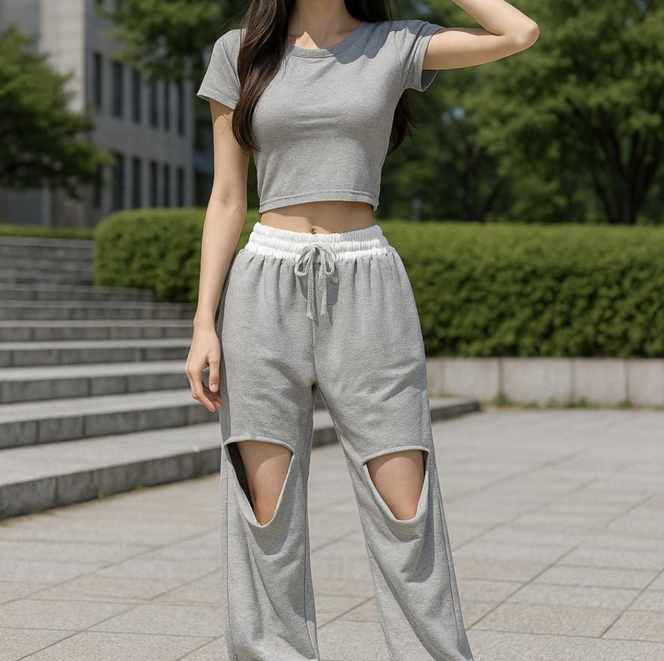 무릎 컷팅이 돋보이는 그레이 트레이닝 바지