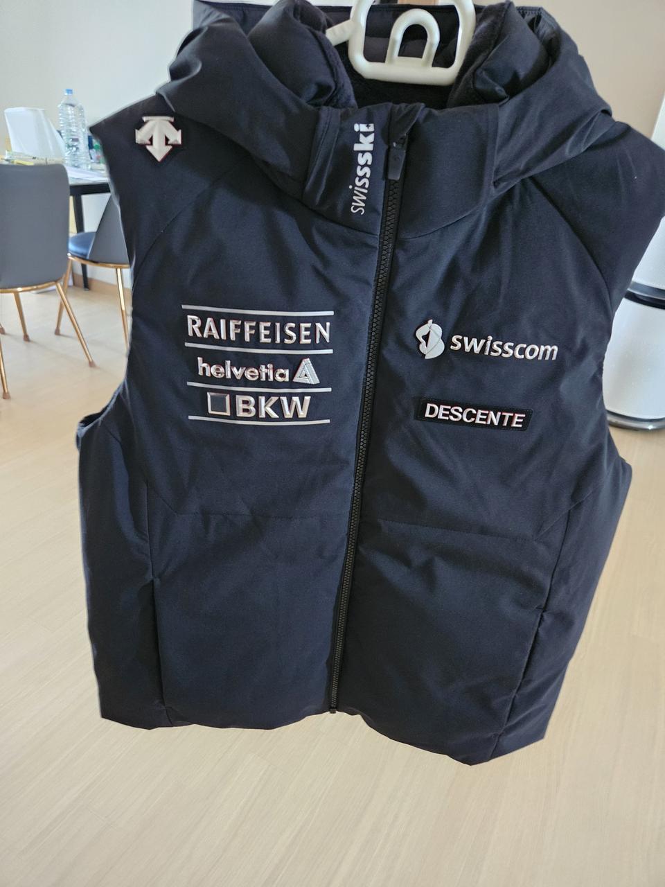 데상트 아우디 조끼 패딩 팔아요(90)