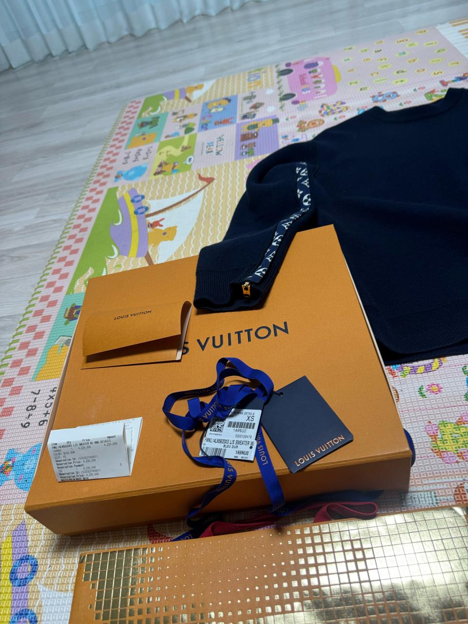 루이비통 네이비 오픈 슬리브 니트