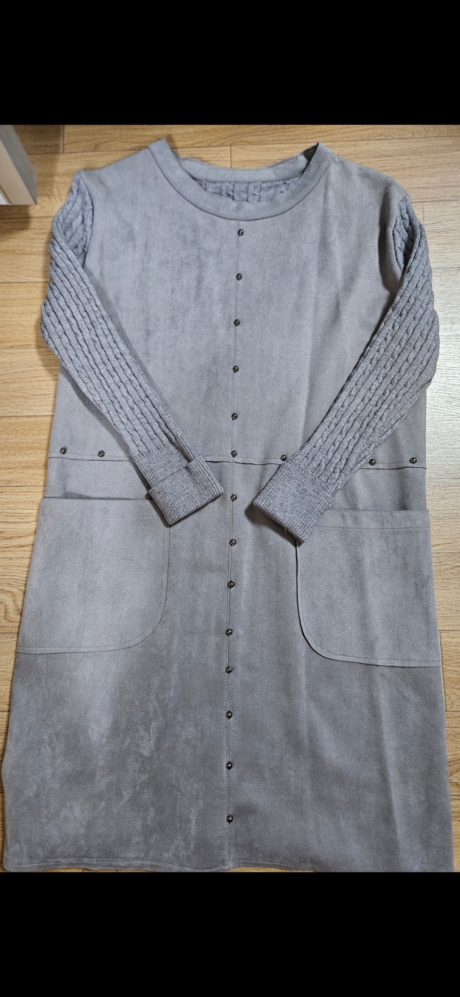 니트 소매로 포인트를 준 스웨이드 롱 원피스입니다. 66사이즈이고, 차분