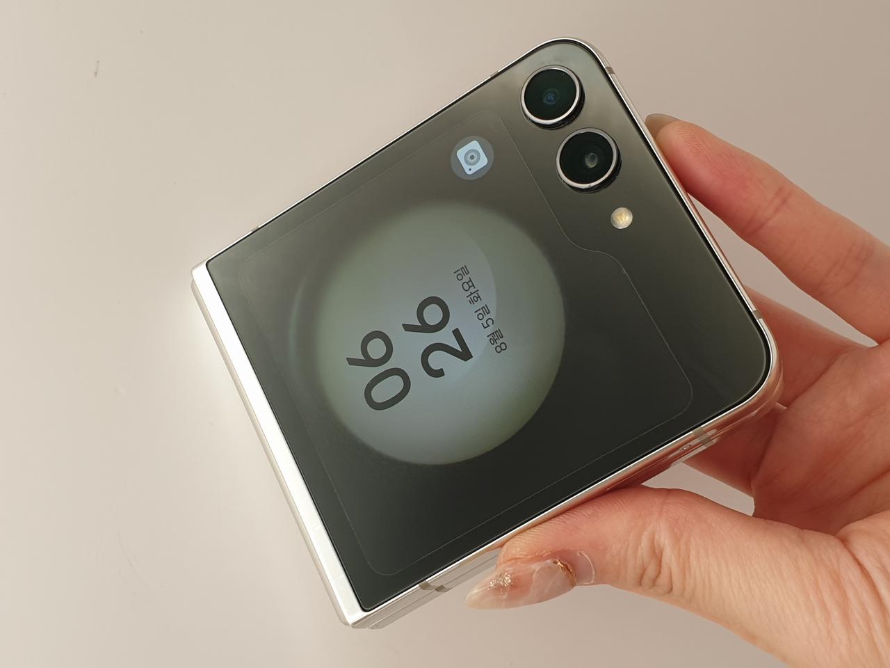 갤럭시 Z플립5 5G 화이트 256기가 저렴히 판매합니다-F731