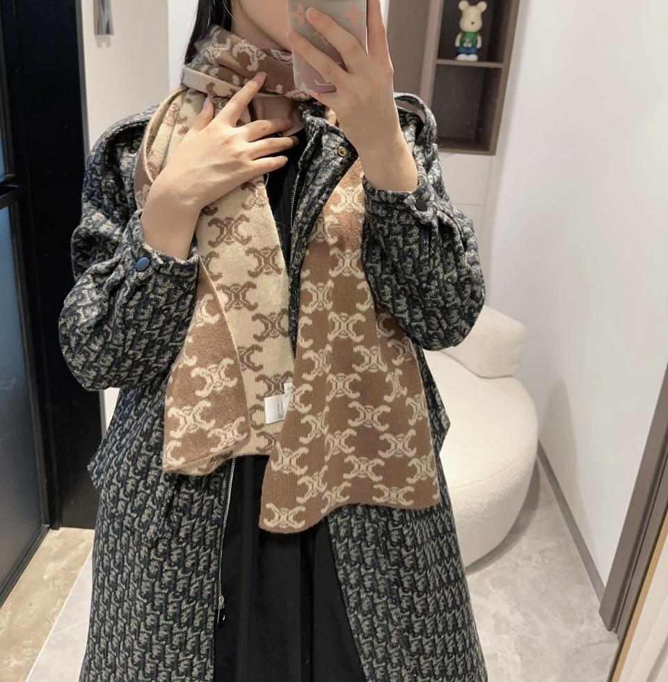 셀린느 목도리가을 겨울 봄 시즌 모두 사용 가능