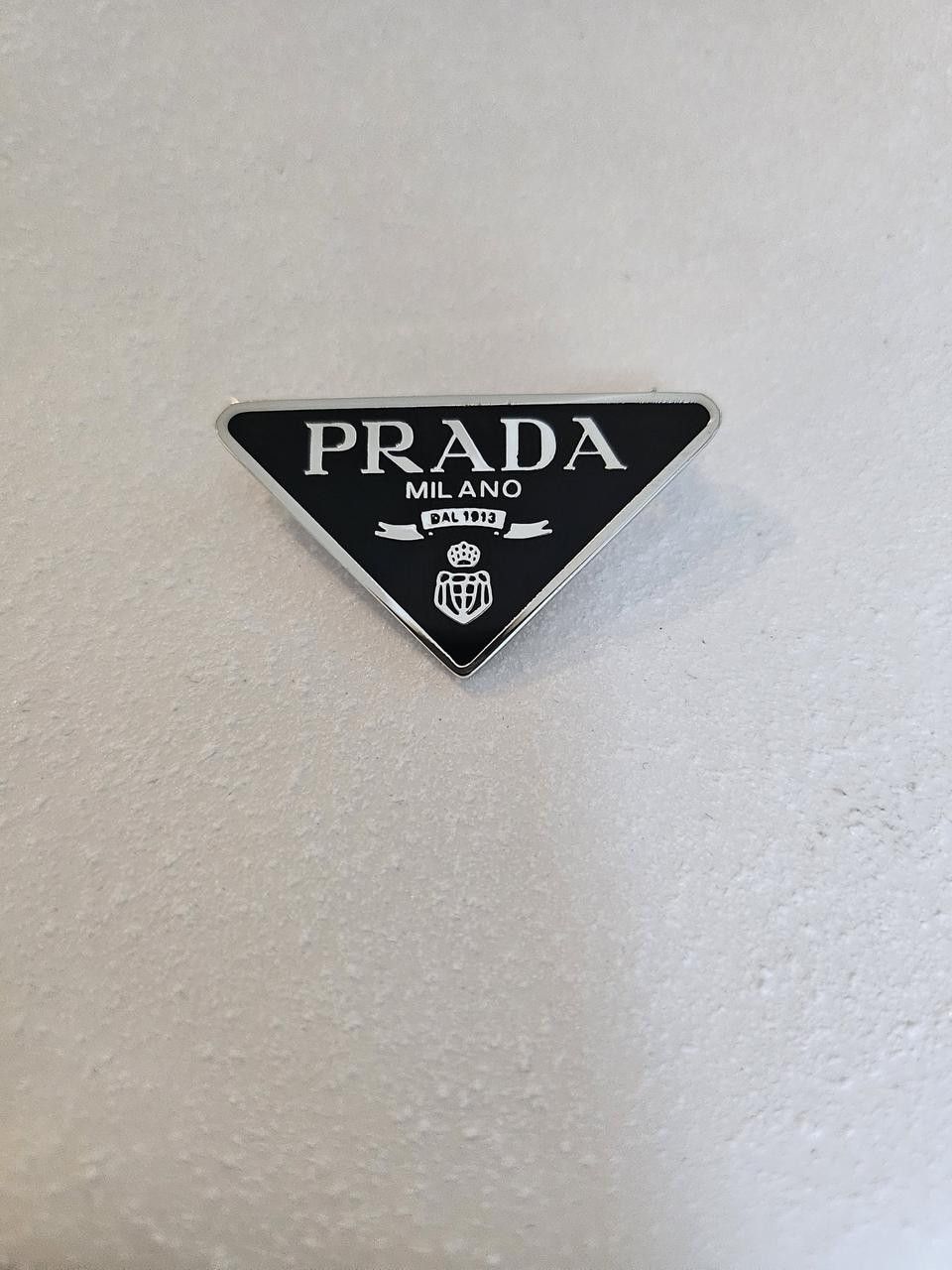 프라다 업사이클링 브로치