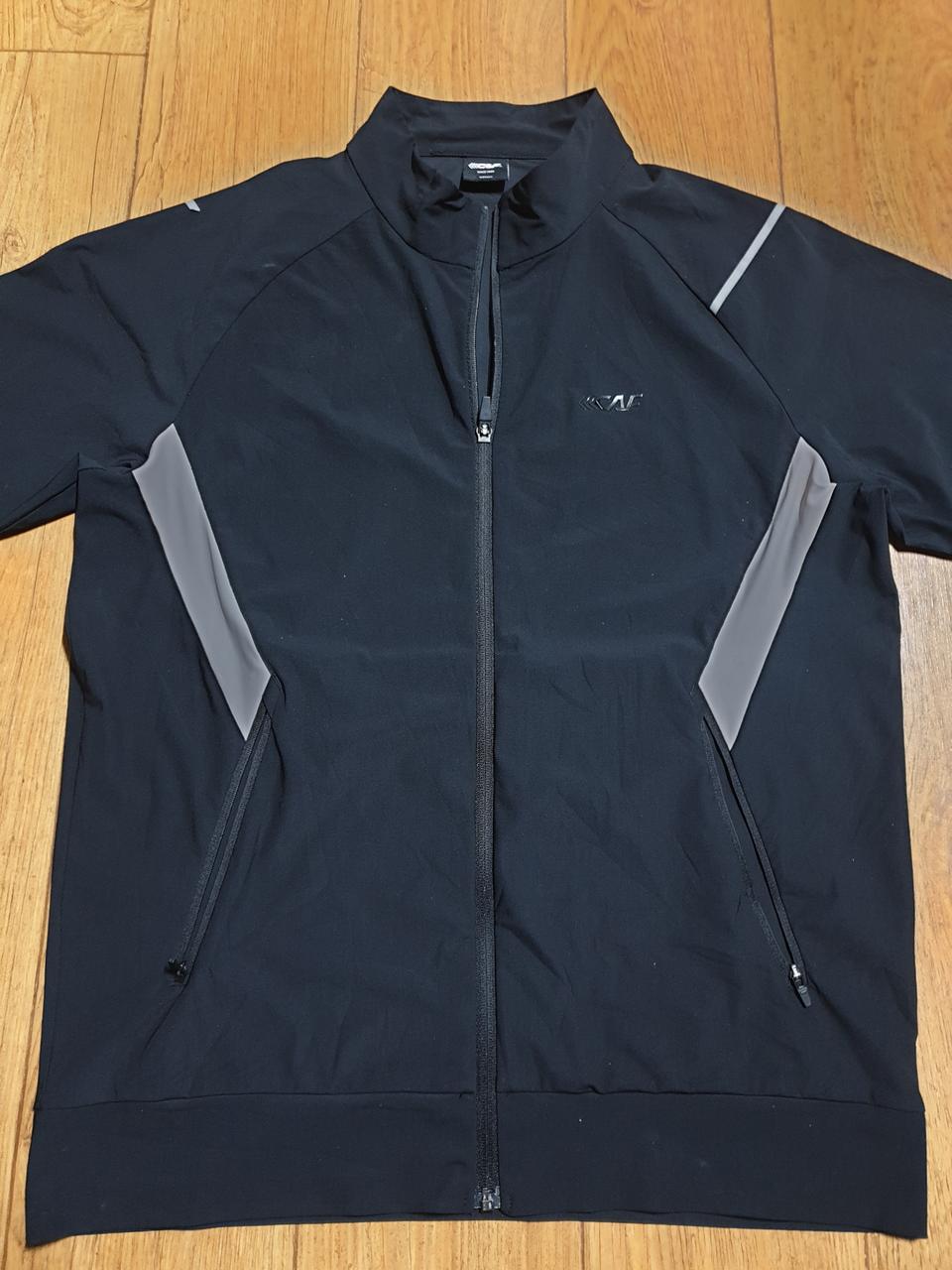 르까프 운동복 집업 95 사이즈입니다