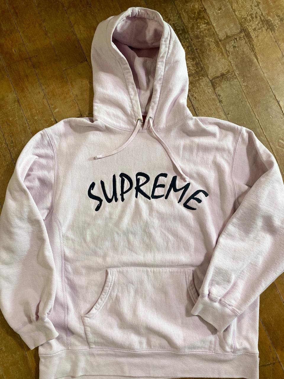 슈프림 스크립트 블랙자수로고 라벤더 후드티(105)