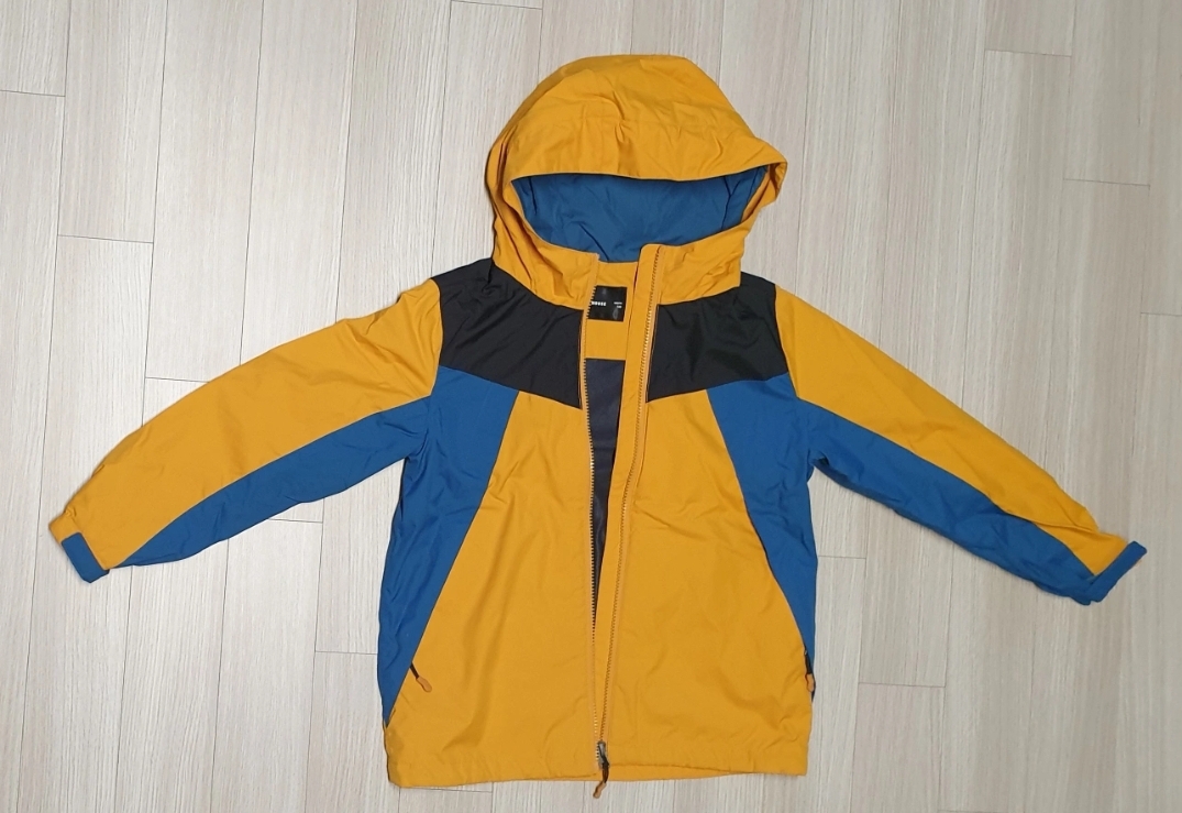 키즈 아웃도어 바람막이 / 130사이즈 거의 새상품