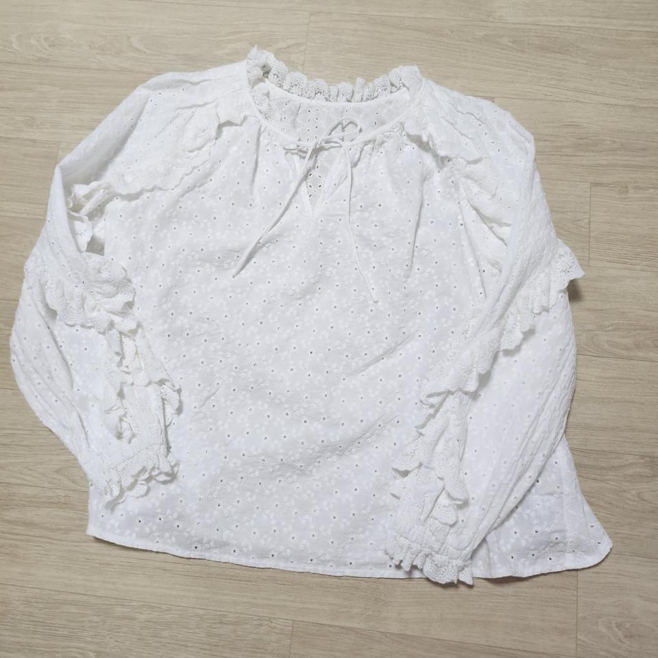화이트 아일릿 펀칭 프릴 블라우스