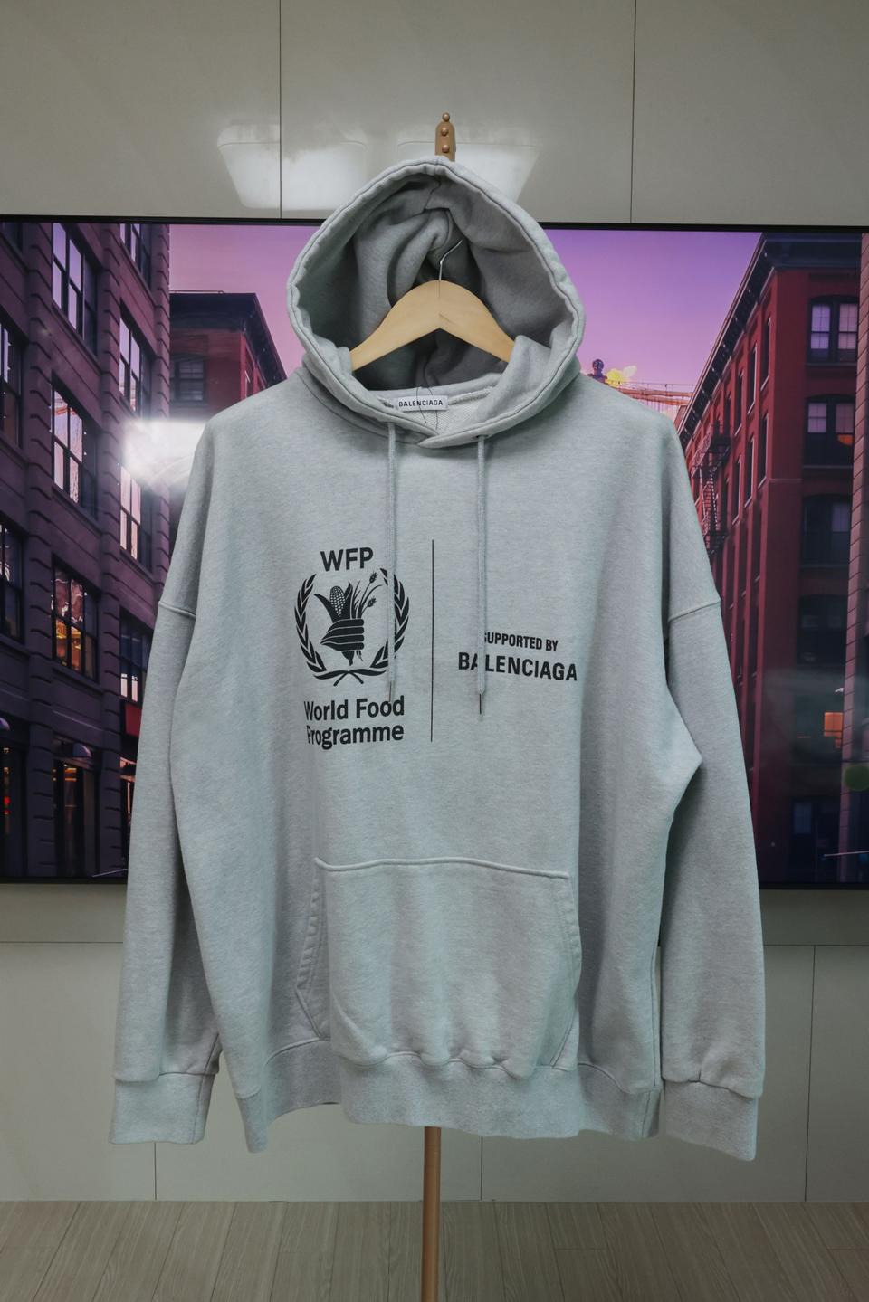 발렌시아가 WFP 후드 묵직한 감성