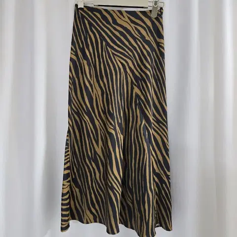 앤아더스토리즈 새틴 롱 스커트