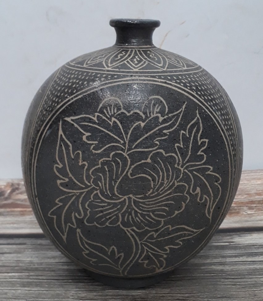 백상감화문편병입지름3.5. 굽지름 7.5. 높이 19