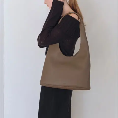 루아레 Della Hobo Bag