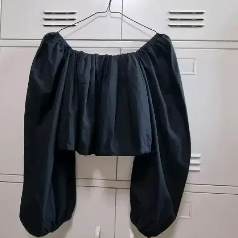 스퀘어넥 오프숄더 밴딩 크롭 블라우스 - 블랙