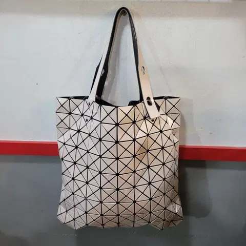 정품 이세이미야케 X 바오바오 프리즘 토트백