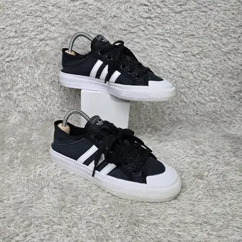 구제짱짱맨 225 아디다스 니짜 검흰 스니커즈