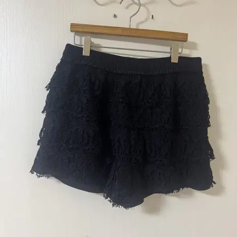 오즈세컨 레이스 프릴 반바지 블랙
