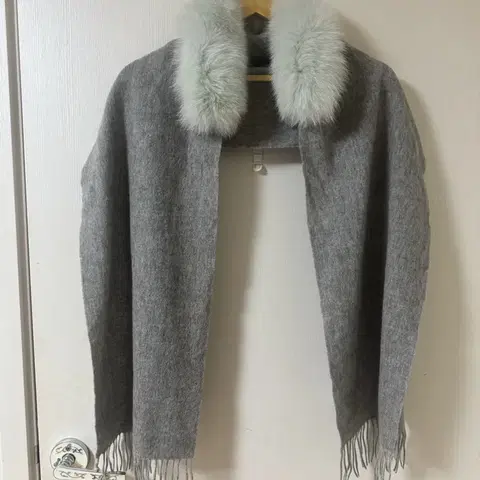 한섬 오즈세컨 폭스 퍼 넥 워머 그레이 머플러