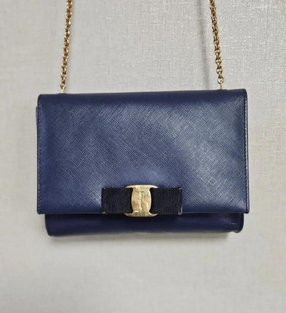 살바토레 페라가모. 사피아노 지니체인 크로스백