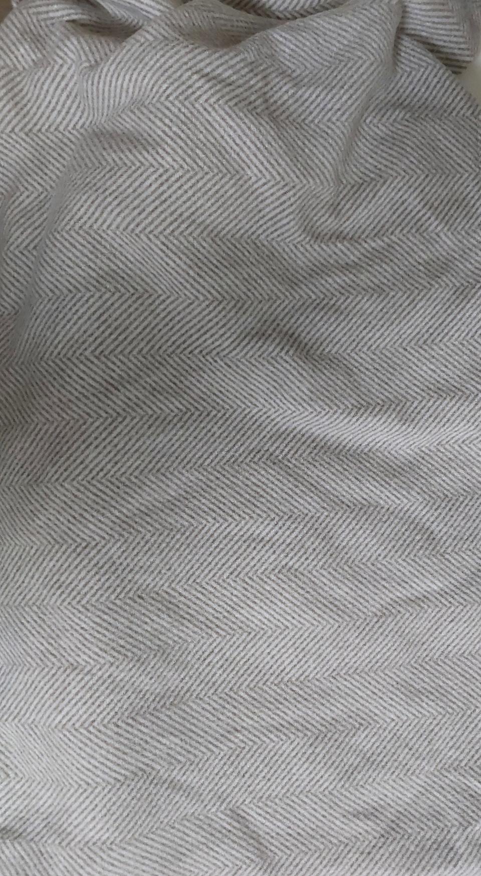 온 몸을 덮을수 있는  크기 베이지 색의 담요