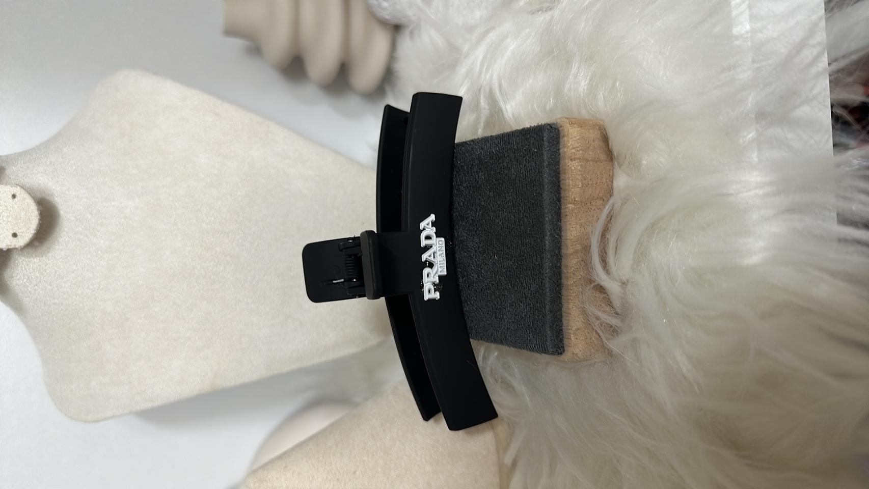 블랙 프라다 집게삔