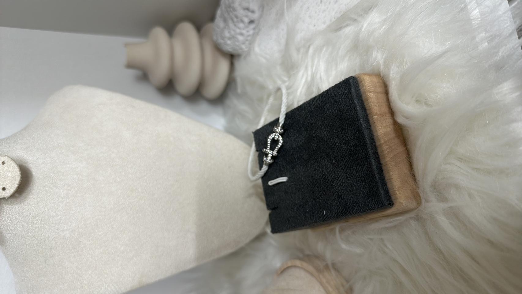 프레드 화이트 가죽 팔찌 안각인ㅇ