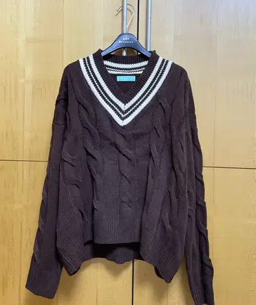 새상품) 브라운 브이넥 꽈배기 여성 니트