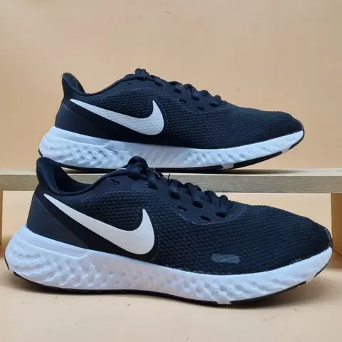 나이키 레볼루션5 여성러닝화235.