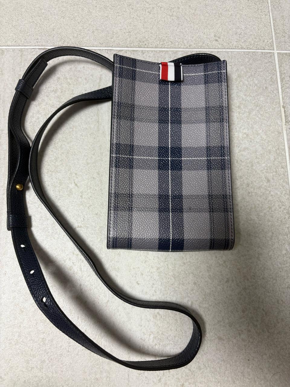 톰브라운 체크 폰홀더 크로스백