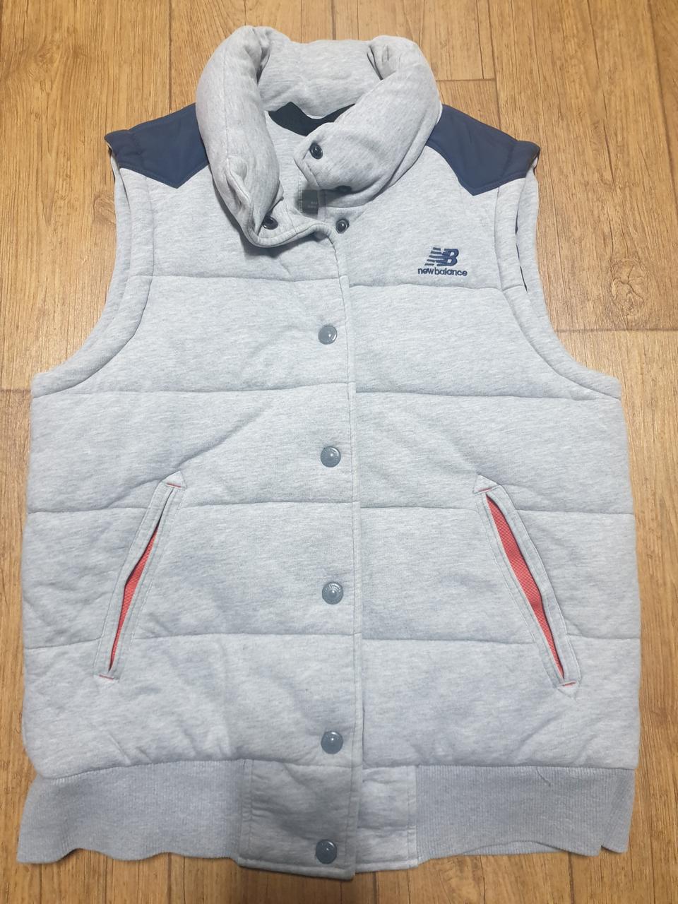 뉴발란스 패딩 조끼 90 사이즈입니다