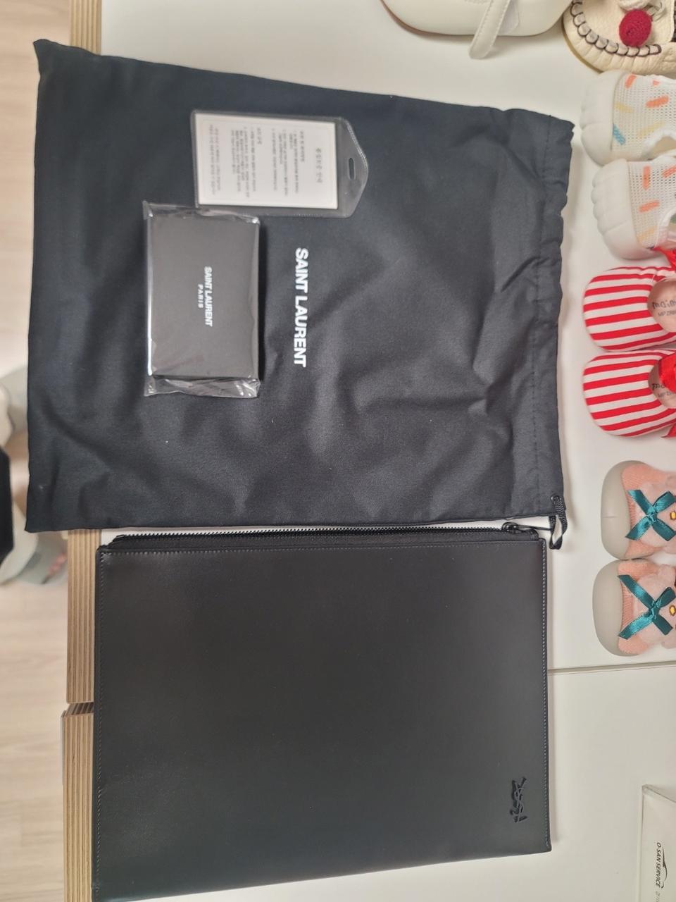 입생로랑 라이니모노그램 블랙 가죽 클러치 상태 최상입니다.