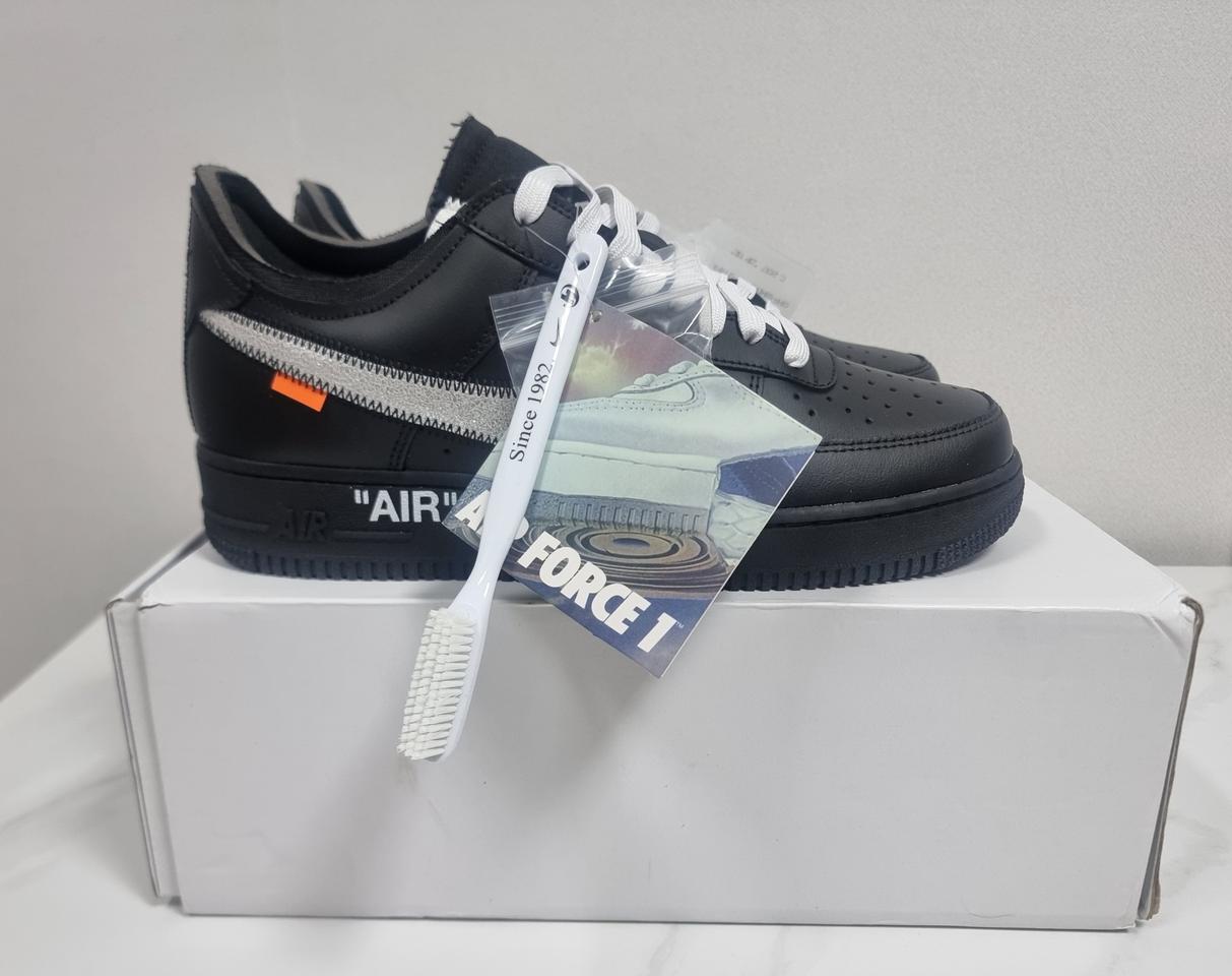 나이키 x 오프화이트 에어포스 1 로우 '07 모마