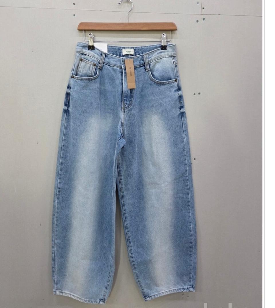 최고의 패션 트렌드 유니크한 디자인과 섹시한 매력 부츠컷 와이드 청바지