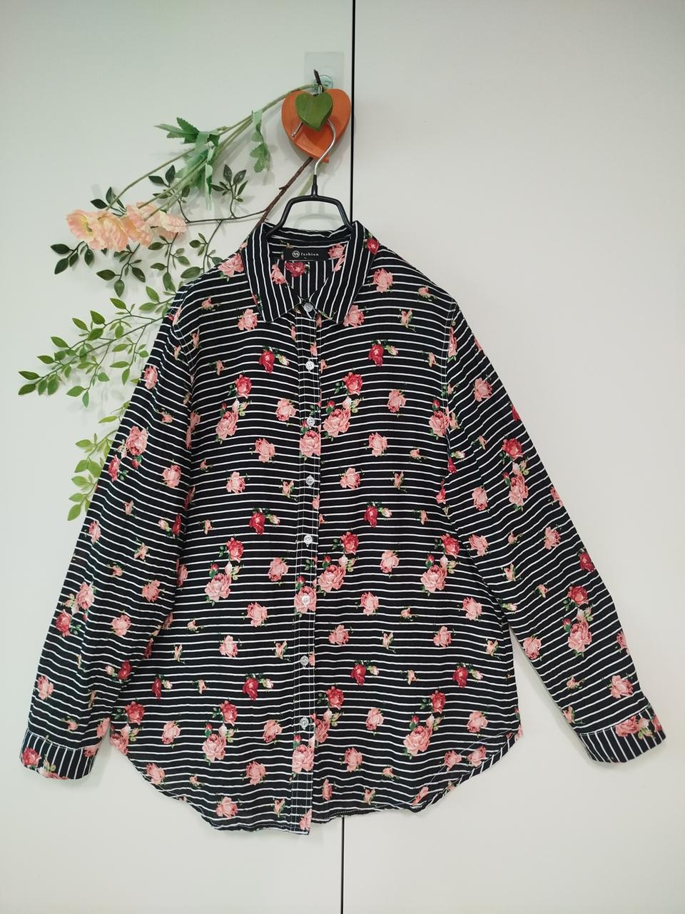블랙바탕 흰줄무늬 장미꽃나염 면원단 긴팔 남방블라우스