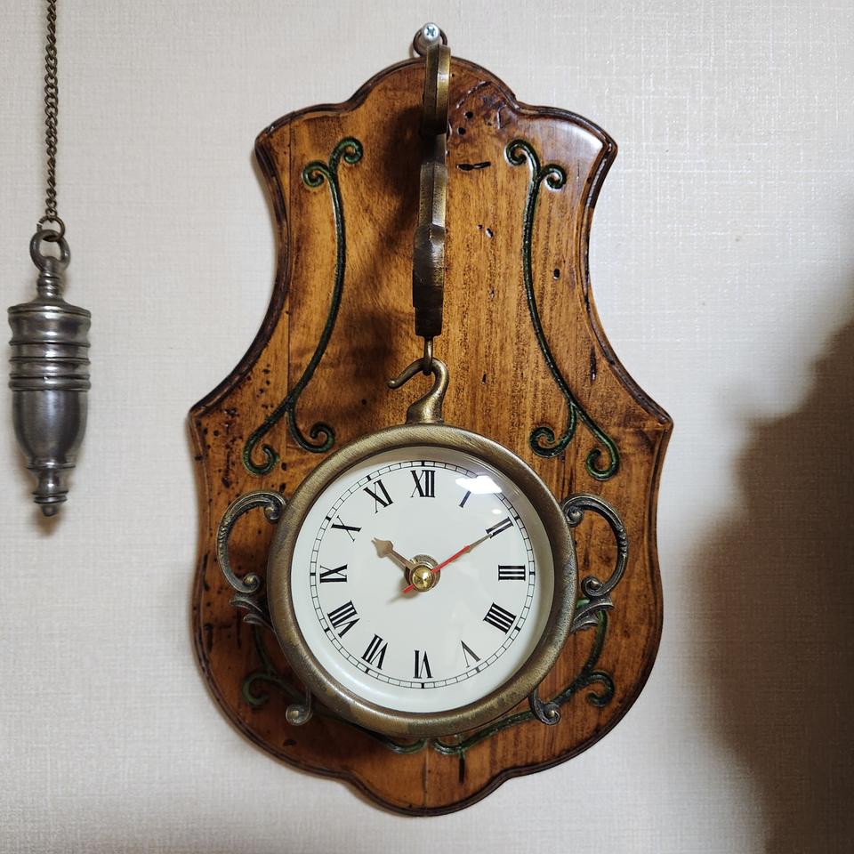 80년대 올드 빈티지 이태리 벌레먹은 포플러나무 벽걸이 전자시계.