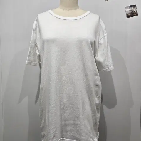 더블 탭스 화이트 라운드넥 반팔 티셔츠