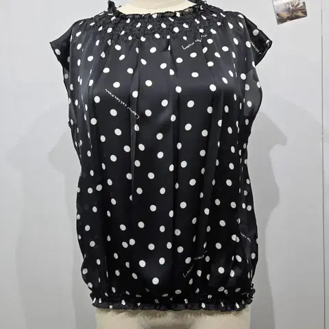 랑방 블랙 도트 민소매 블라우스 슬리브리스