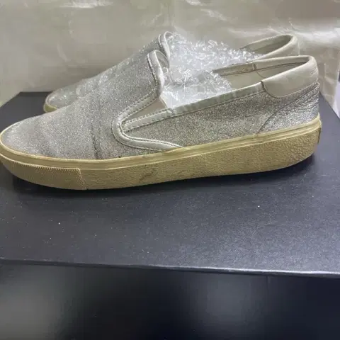 생로랑 실버 글리터 슬립온 40