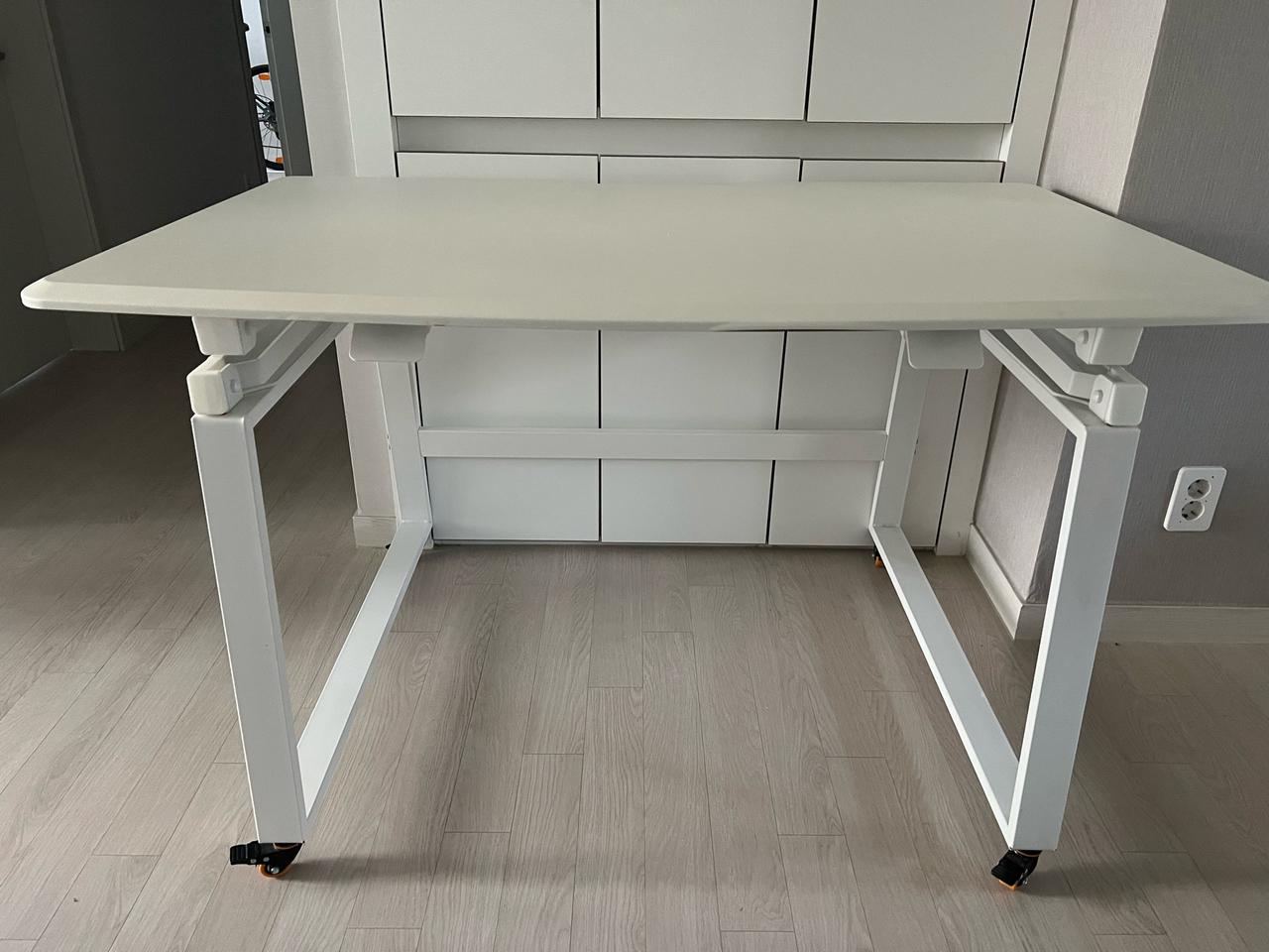 데스크플러스 화이트 색상 높이조절 책상